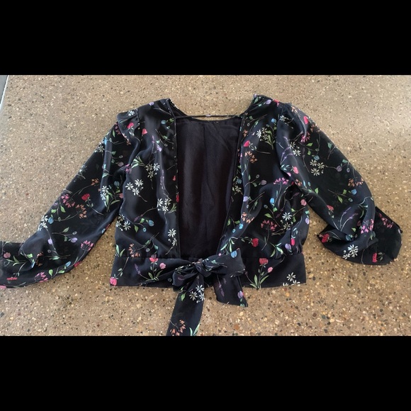 Subtle backless blouse - Picture 2 of 2